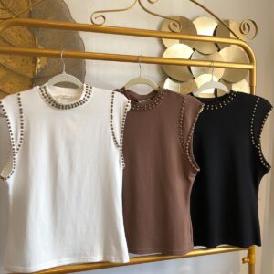 Blusa com tachas