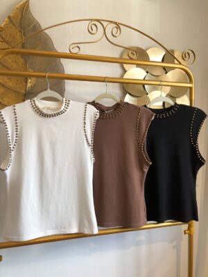 Blusa com tachas